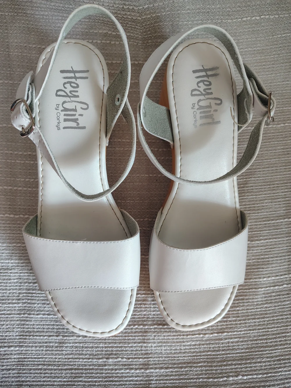 Hey Girl by Corkys White Platform Clog Sandals Size 8 Wood Look Heel
